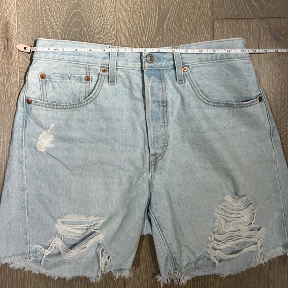 LEVIS women's light denim jean shorts 501 size 30 - Picture 2 of 7